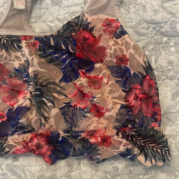 Beautiful flower design lace bralette from Victoria’s Secret pink - Picture 3 of 9